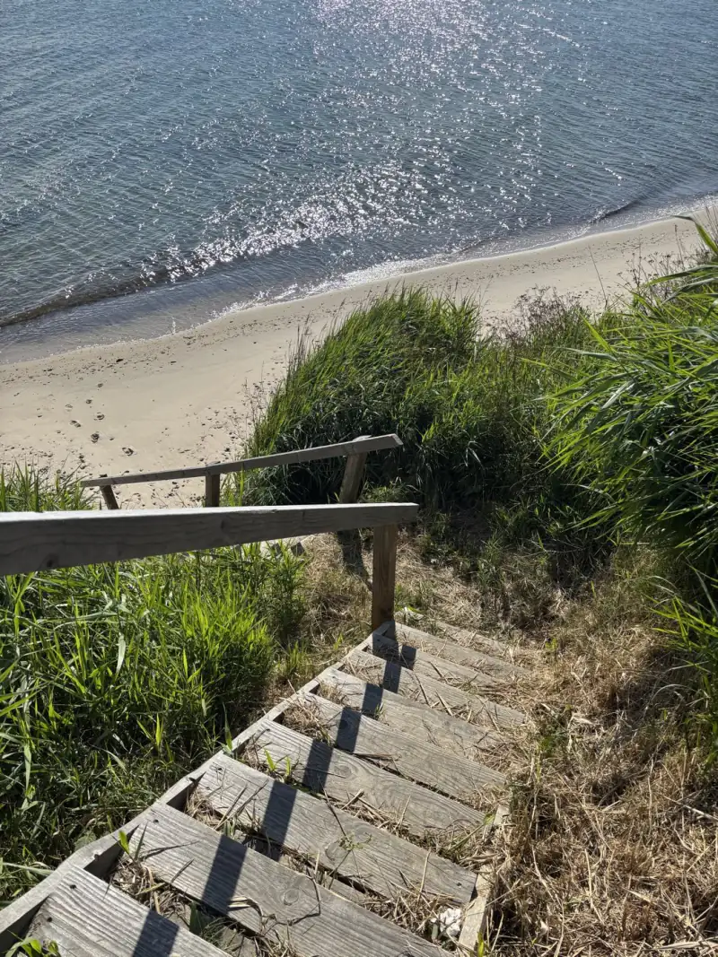 Trappe ned mod stranden &ndash; &eacute;t trin ad gangen